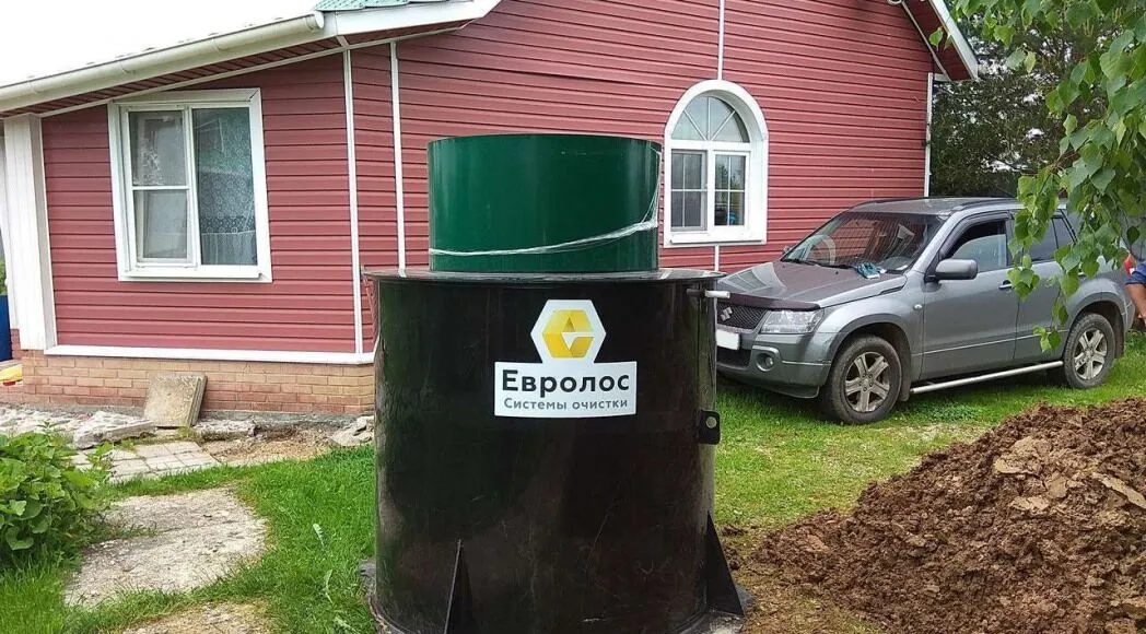 Система очистки «Евролос» установлена во дворе частного дома.
